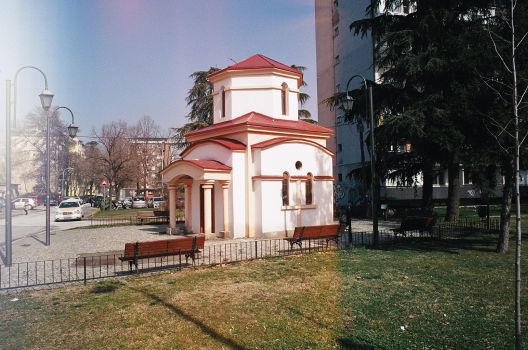 Црква во двор
